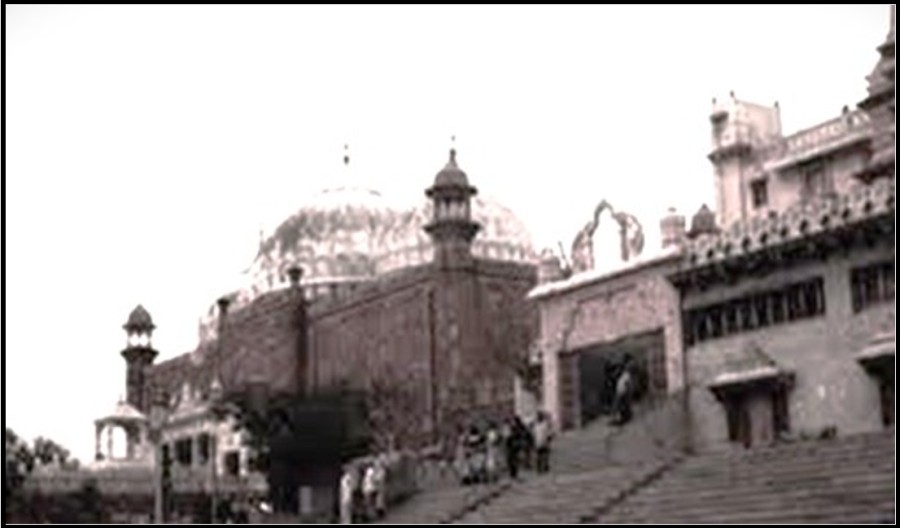  Krishna Temple (R) next to an old mosque (L) in Mathura (1980) 
