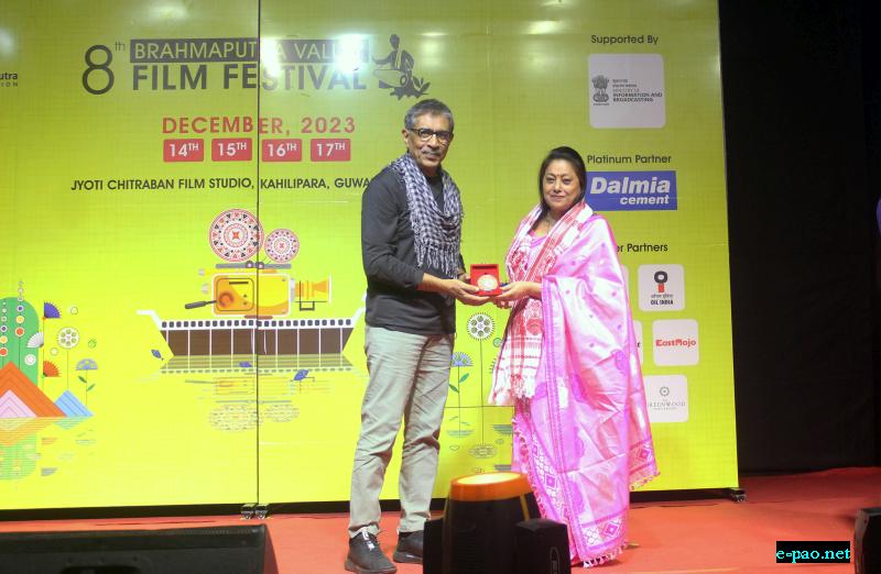 The Lifetime Achievement Award was bestowed upon veteran actress Mridula Baruah. Filmmaker Prakash Jha giving the award to Mridula Baruah   