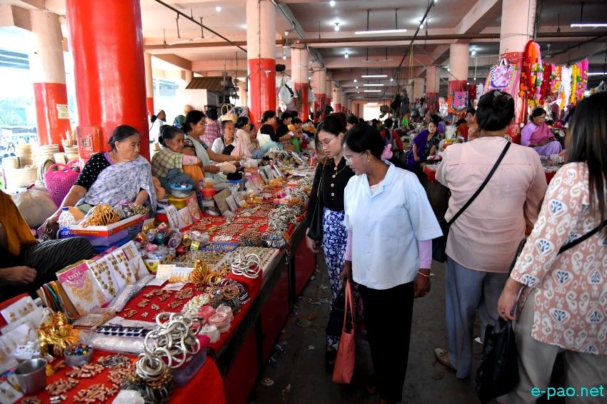 Ningol Chakkouba Shopping :: A very crowded scene at Ema Keithel, Imphal :: November 02nd 2024