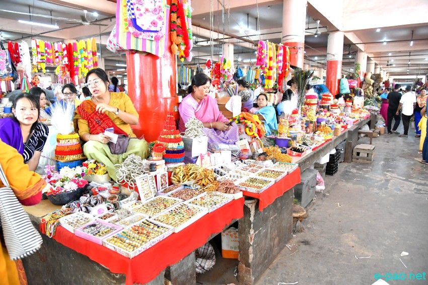 Ningol Chakkouba Shopping :: A very crowded scene at Ema Keithel, Imphal :: November 02nd 2024