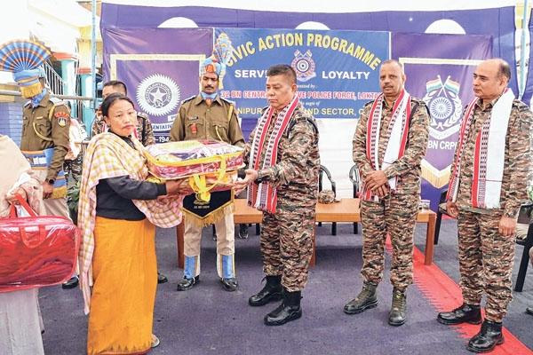 32 Bn CRPF distributes blankets to displaced victims