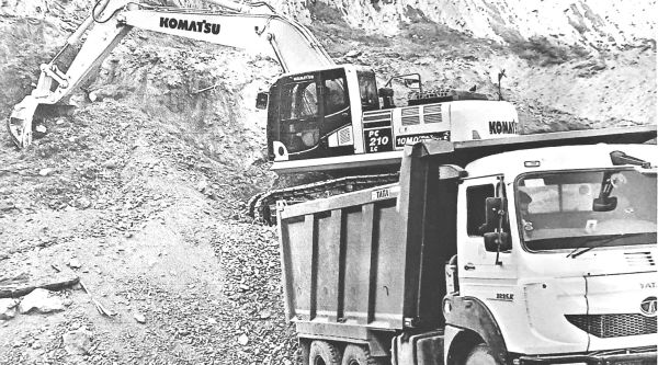 Posers raised on illegal earth extraction in Heingang RF