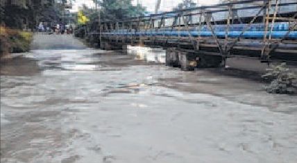 Non-stop rain cuts off Phayeng, Lamshang
