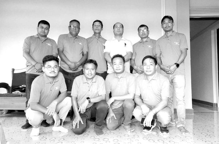 Committee gifts T-shirts to Bishnupur journos