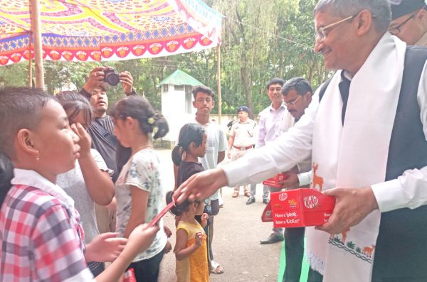 Chief secretary meets IDPs in Bishnupur, CCpur