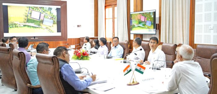 Governor reviews key urban initiatives