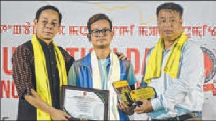 TSE reporter bags E Pao Special award