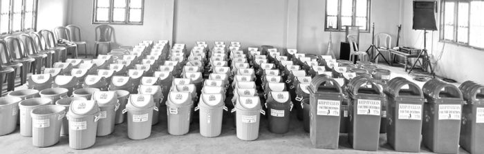 Tungjoy youth distribute dustbins