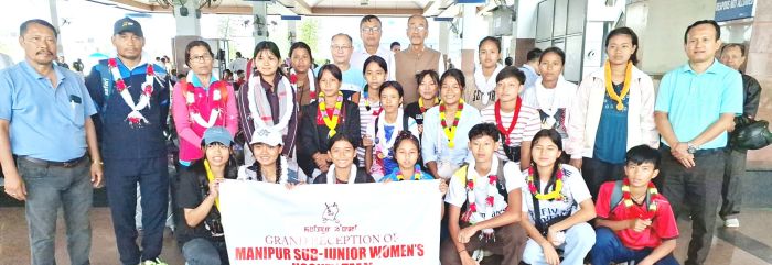 Hero's welcome for sub-jr hockey team