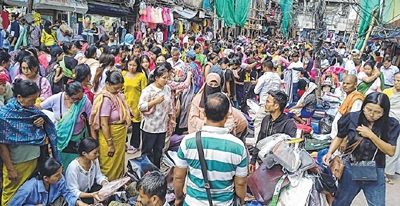 Khwairamband turns into sea of people