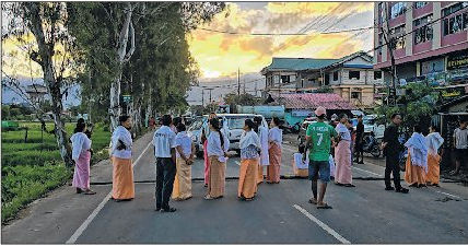 Road blocked in Moirang after police stand for post-mortem of accident victim first