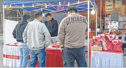 Valentine's Day: Gift stalls line up major streets