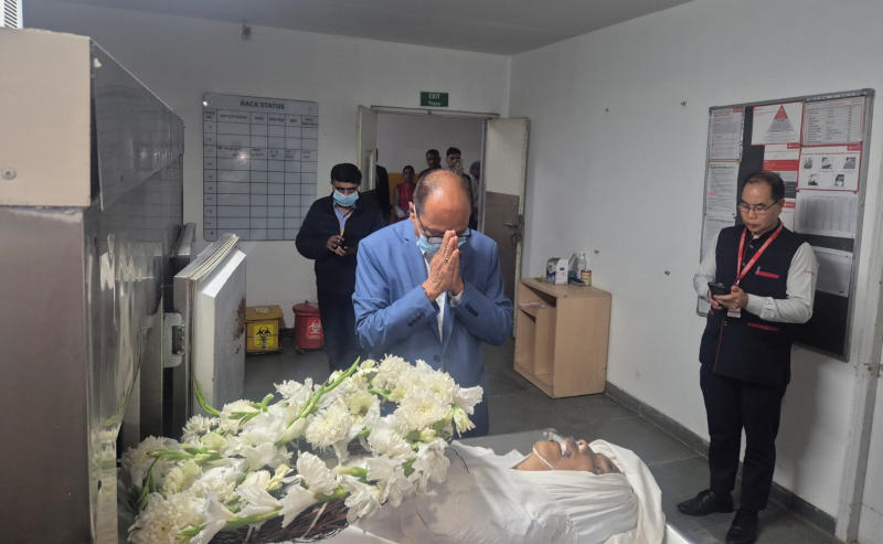 Khemchand doffs hat, offers floral tribute