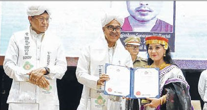 Bhalla's presence adds light to MUC's first convocation