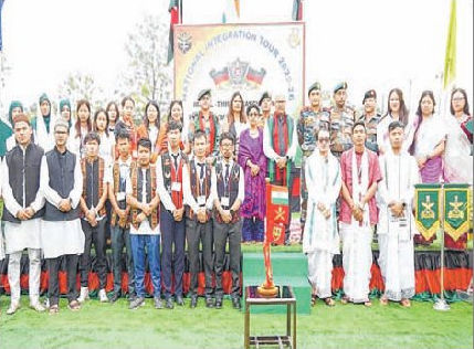 Governor flags-in youth team after National Integration Tour across India