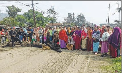 Decrying arrest, locals block Imphal-Ukhrul road