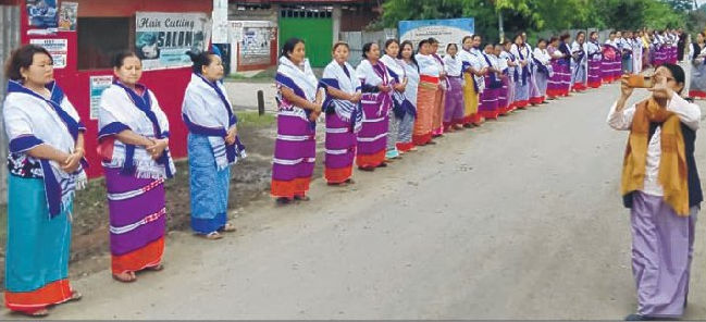 Human chains demand justice to Tronglaobi, Kasom killings