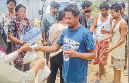 Mao traders supply relief items to stranded drivers