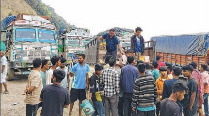 SDSA, Senapai District Administration extend relief to stranded truckers along NH-2