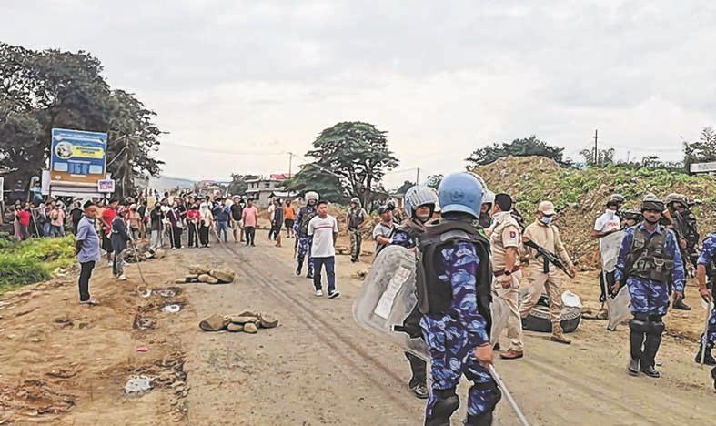 10 hurt , 5 arrested as protesters clash with SFs transporting Kukis