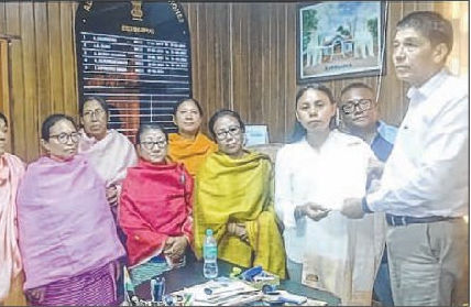 Cyclist Malem Thongam submits memorandum seeking free movement across Manipur