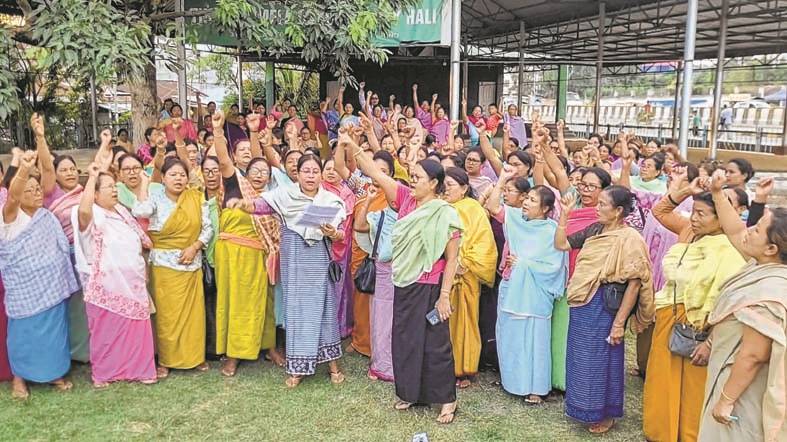 Meira Paibi groups protest crackdown on former AT members