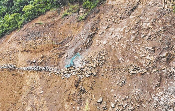 Fresh landslides mar restoration of Tadubi-Ukhrul road