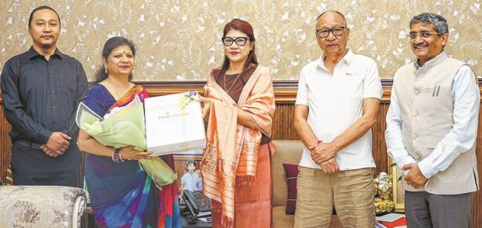 CM hosts outgoing CS, Thakur tipped to be next CS