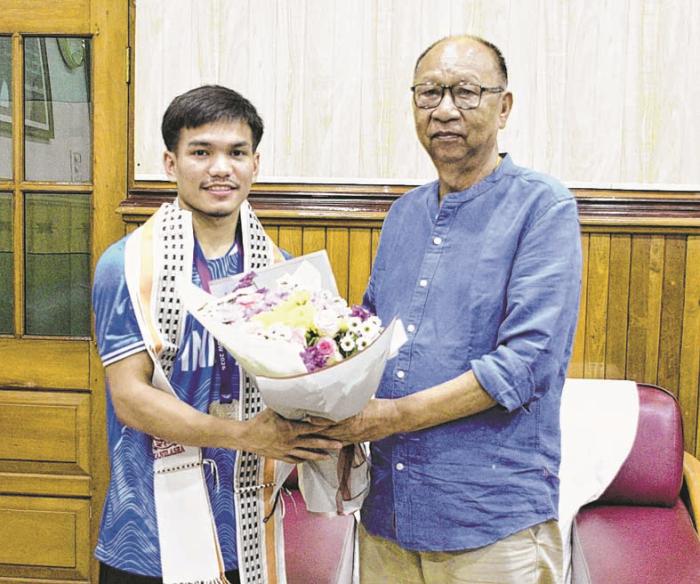 CM fetes CWG Boxing silver medallist Mandengbam Jadumani