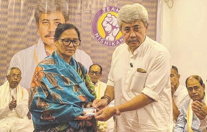 Nishikant distributes CM Tengbang Scheme cards