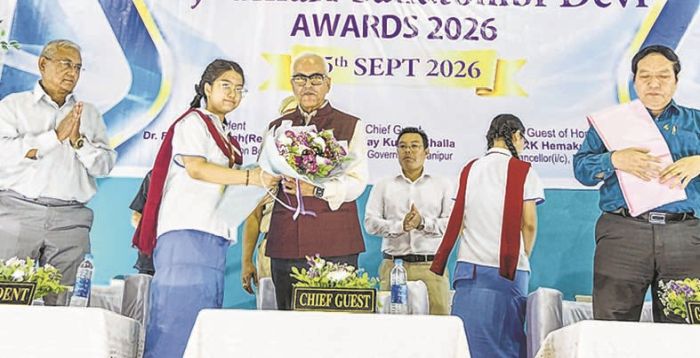 Governor hands out Sanatombi awards