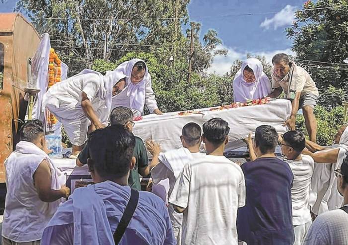 Vikram's remains reach Imphal, cremated
