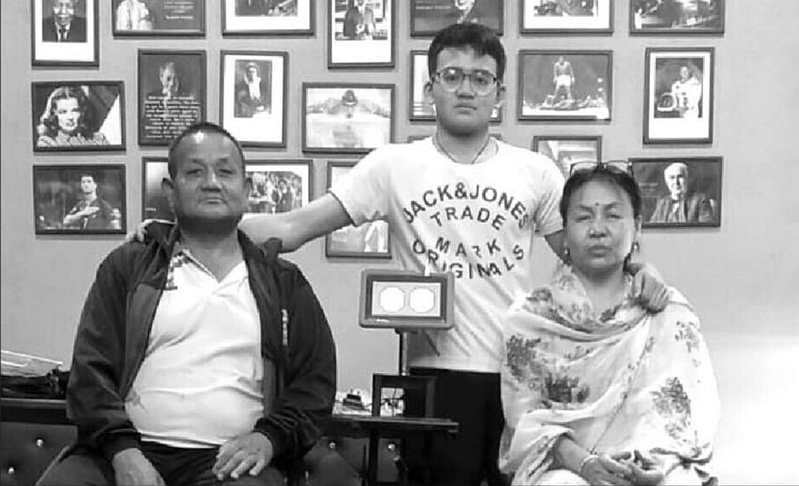  Leishangthem Rup with his parents 