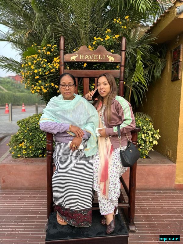  Mirabai Chanu with her mother 