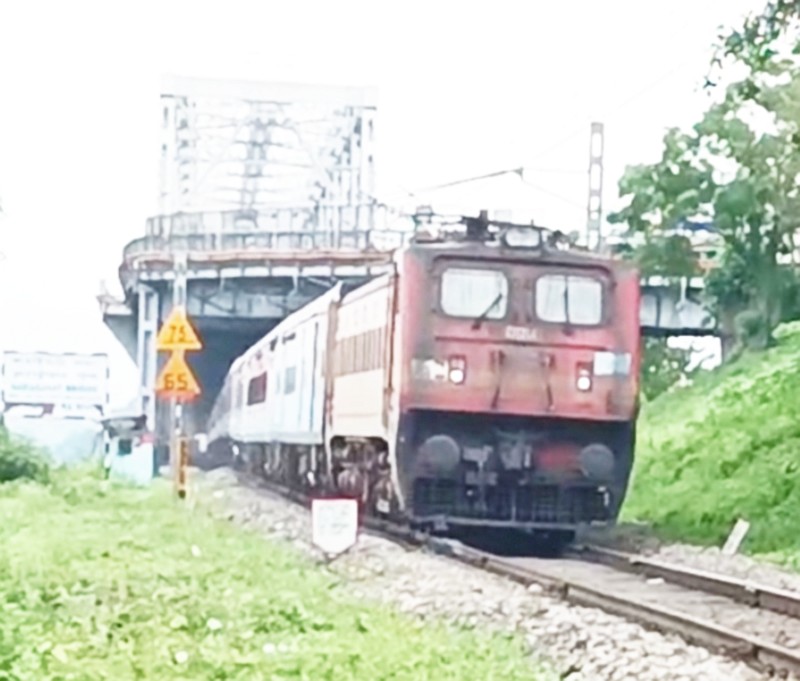    Train comes out of lower deck rail bridge 